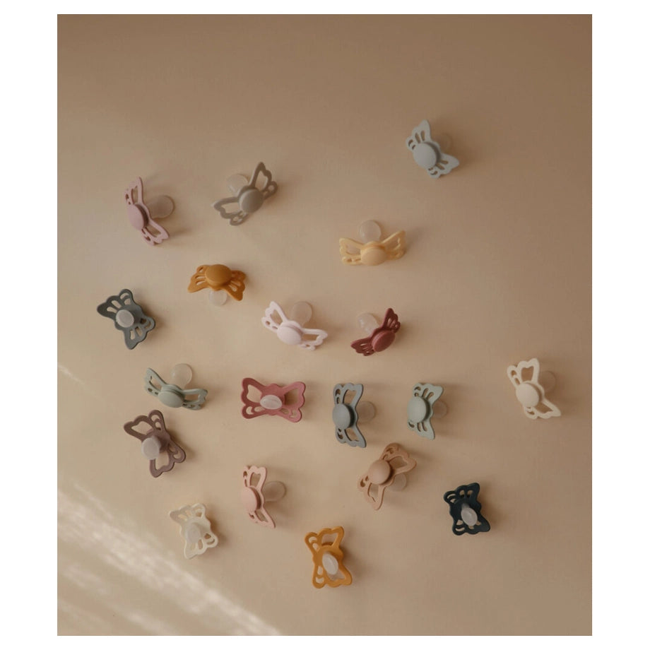 FRIGG Butterfly Anatomical Silicone Baby Pacifier Size 1 (0–6 Months) 1-Pack (Great Gray)
