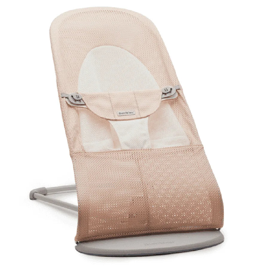 كرسي هزاز BabyBjörn Balance Soft Mesh (وردي لؤلؤي/أبيض) كرسي هزاز BabyBjörn Balance Soft Mesh (وردي لؤلؤي/أبيض)