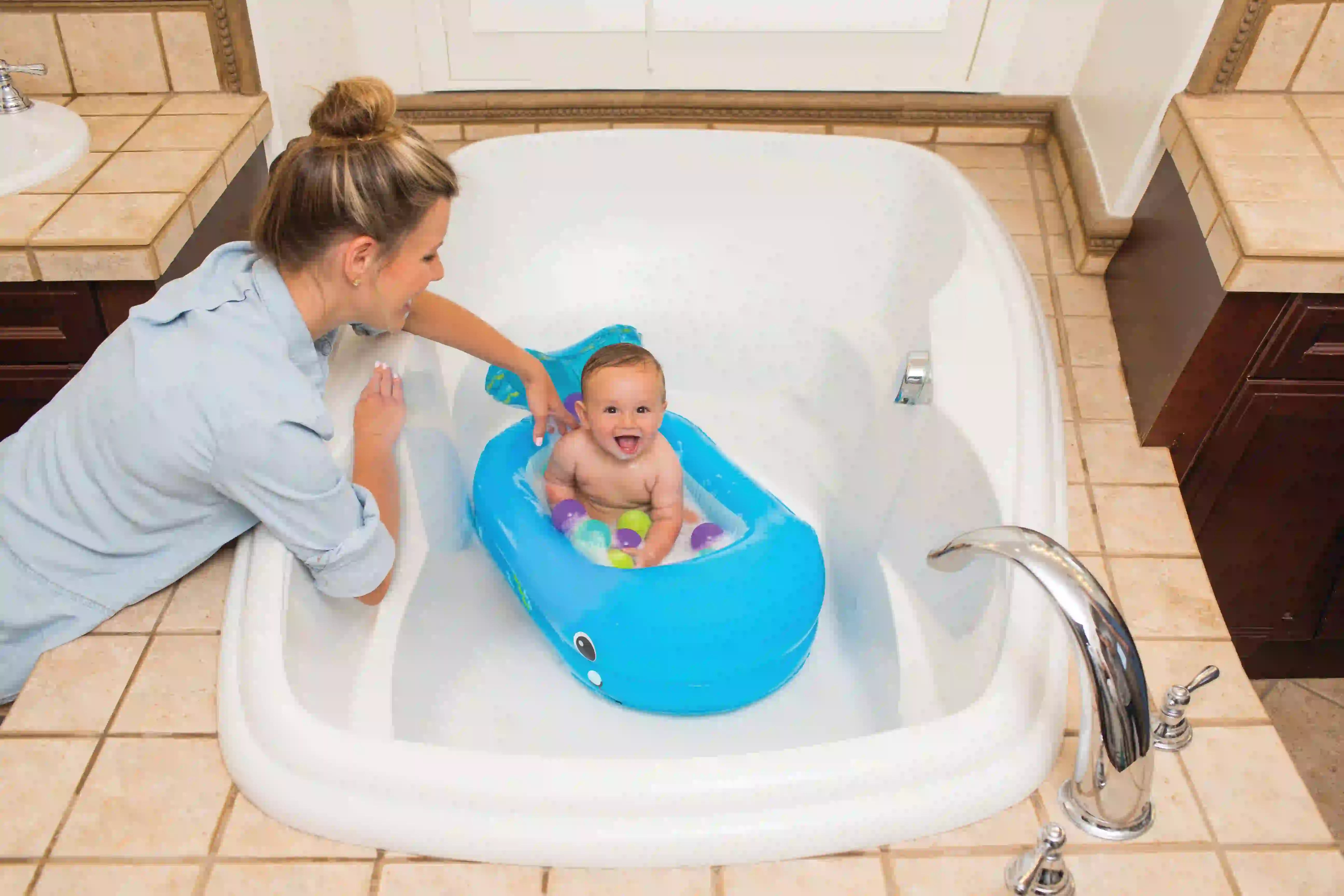 Infantino - Whale Bubble Ball Inflatable Bath Tub