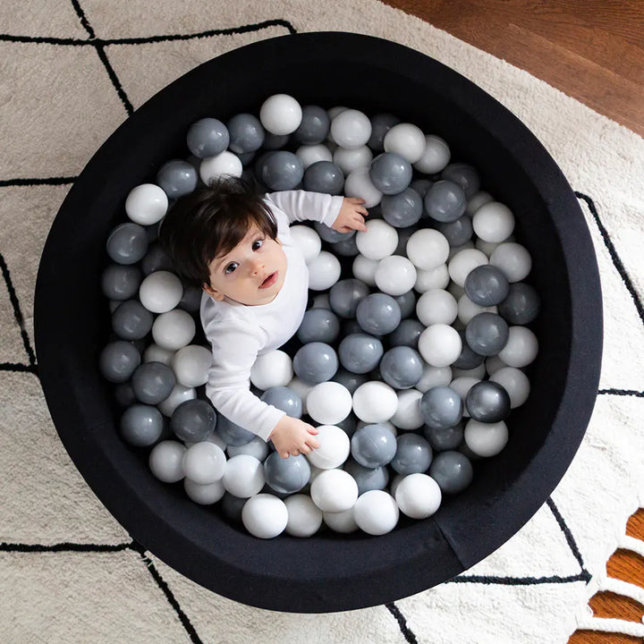 Larisa & Pumpkin Black Ball Pit