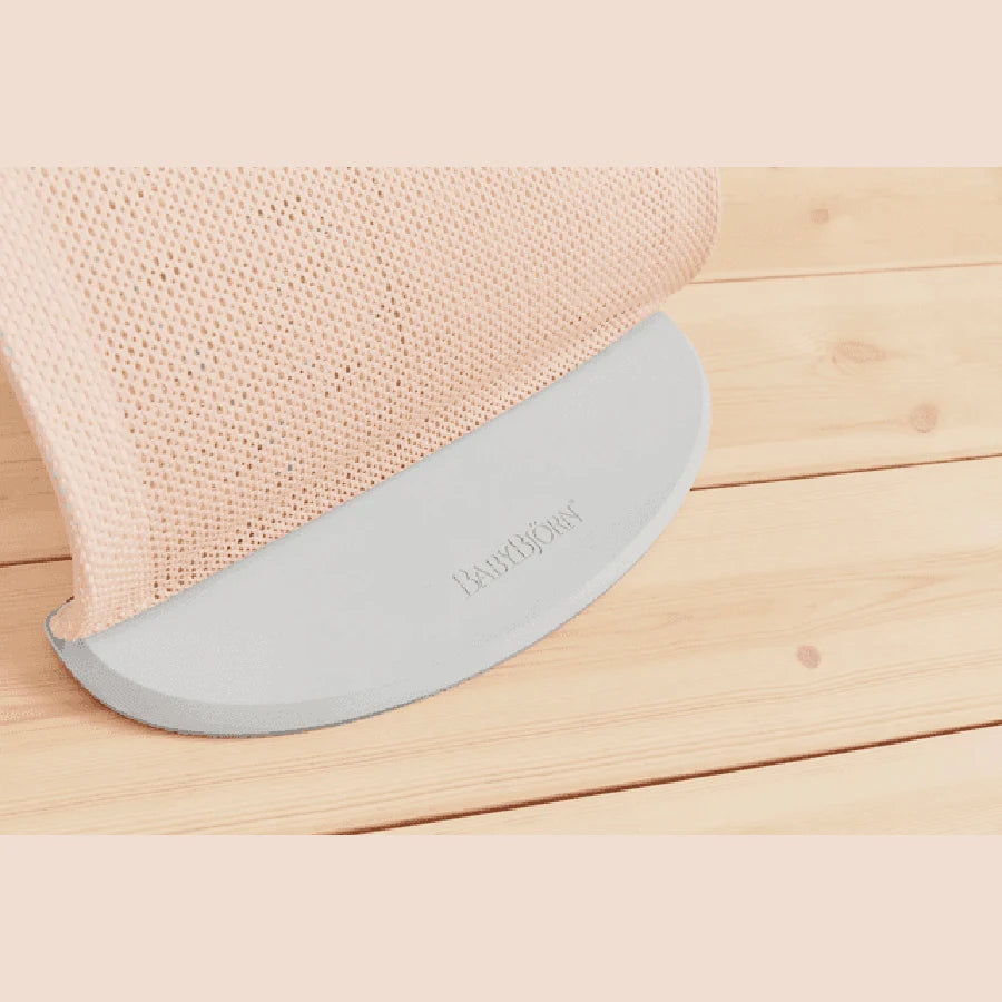 كرسي هزاز BabyBjörn Balance Soft Mesh (وردي لؤلؤي/أبيض) كرسي هزاز BabyBjörn Balance Soft Mesh (وردي لؤلؤي/أبيض)