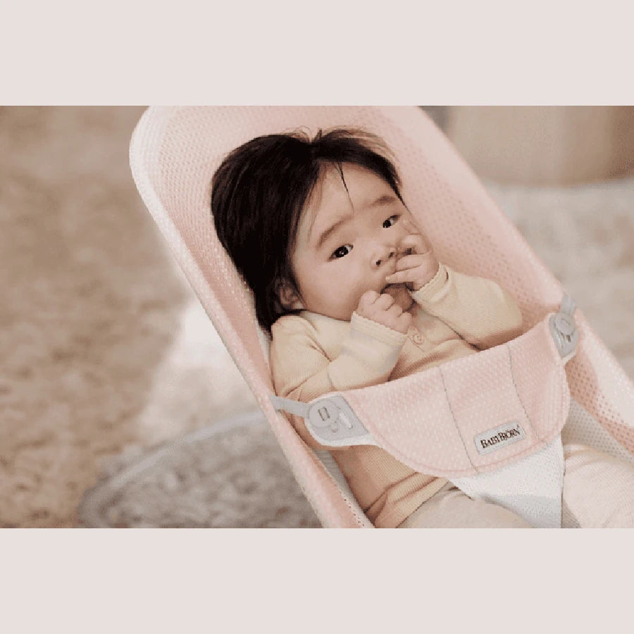 كرسي هزاز BabyBjörn Balance Soft Mesh (وردي لؤلؤي/أبيض) كرسي هزاز BabyBjörn Balance Soft Mesh (وردي لؤلؤي/أبيض)