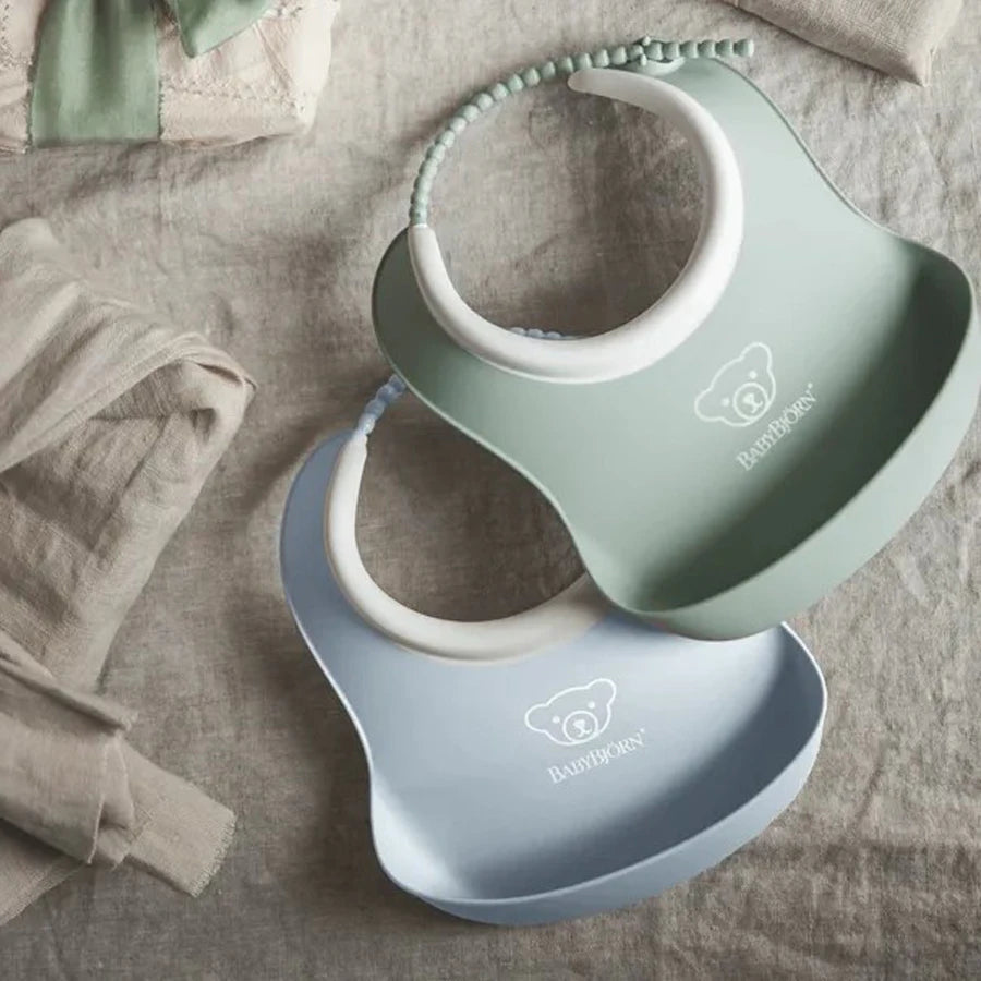 مريلة بيبي بيورن للأطفال - عبوة من قطعتين (أخضر بودرة / أزرق بودرة) مريلة بيبي بيورن للأطفال - عبوة من قطعتين (أخضر بودرة / أزرق بودرة)