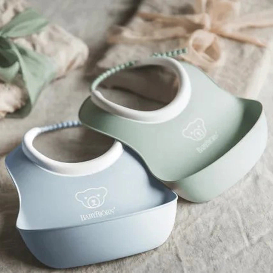 مريلة بيبي بيورن للأطفال - عبوة من قطعتين (أخضر بودرة / أزرق بودرة) مريلة بيبي بيورن للأطفال - عبوة من قطعتين (أخضر بودرة / أزرق بودرة)