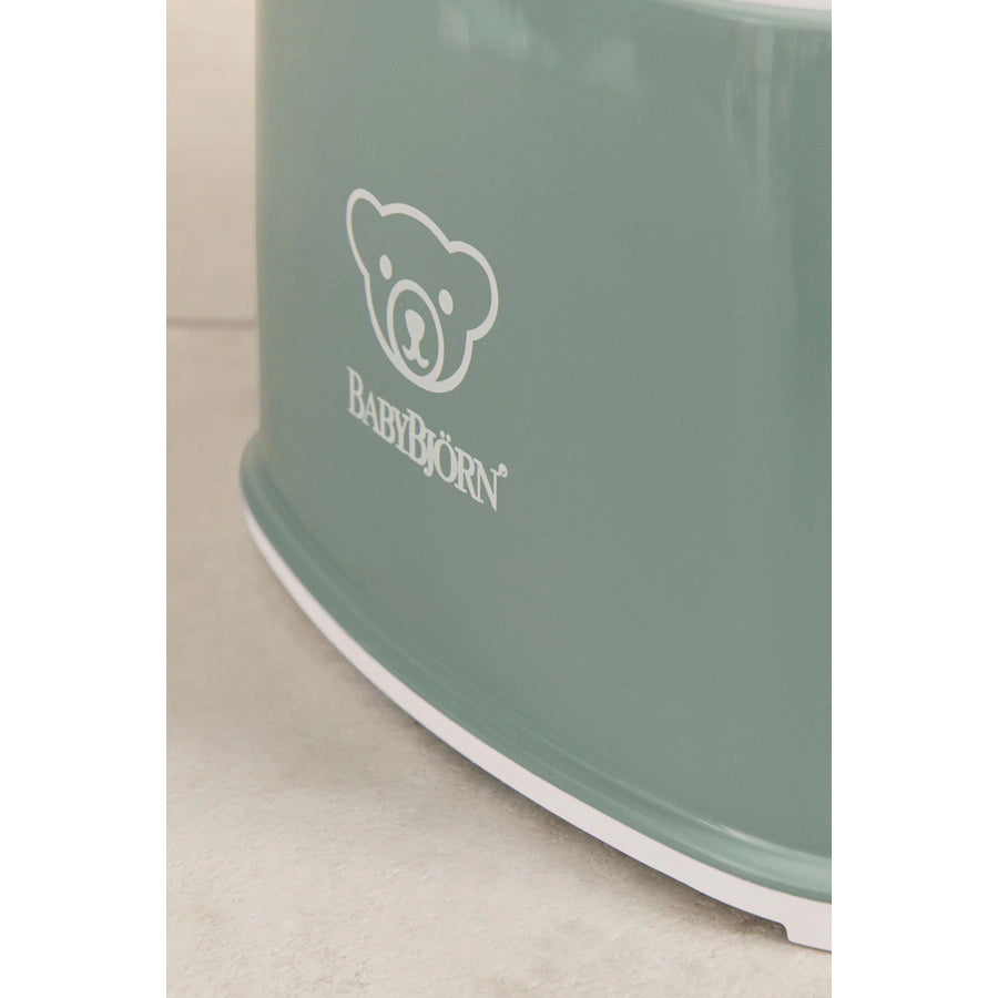 مقعد متدرج للأطفال من بيبي بيورن (أخضر غامق/أبيض) مقعد متدرج للأطفال من بيبي بيورن (أخضر غامق/أبيض)