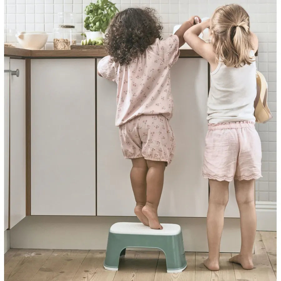 مقعد متدرج للأطفال من بيبي بيورن (أخضر غامق/أبيض) مقعد متدرج للأطفال من بيبي بيورن (أخضر غامق/أبيض)