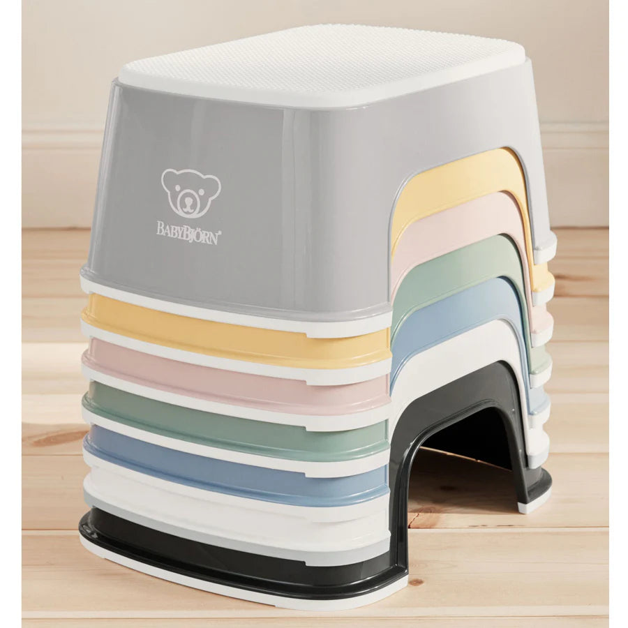 مقعد متدرج من بيبي بيورن (أزرق غامق/أبيض) مقعد متدرج من بيبي بيورن (أزرق غامق/أبيض)