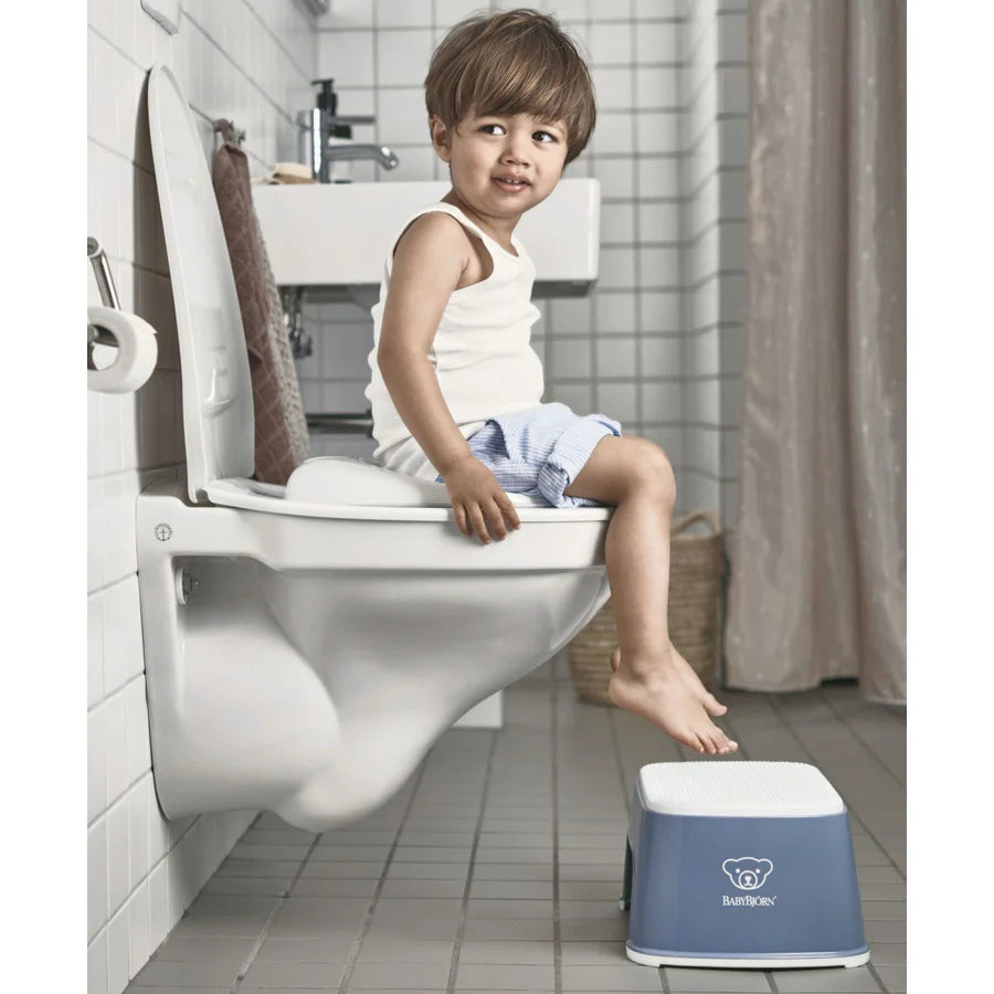 مقعد متدرج من بيبي بيورن (أزرق غامق/أبيض) مقعد متدرج من بيبي بيورن (أزرق غامق/أبيض)