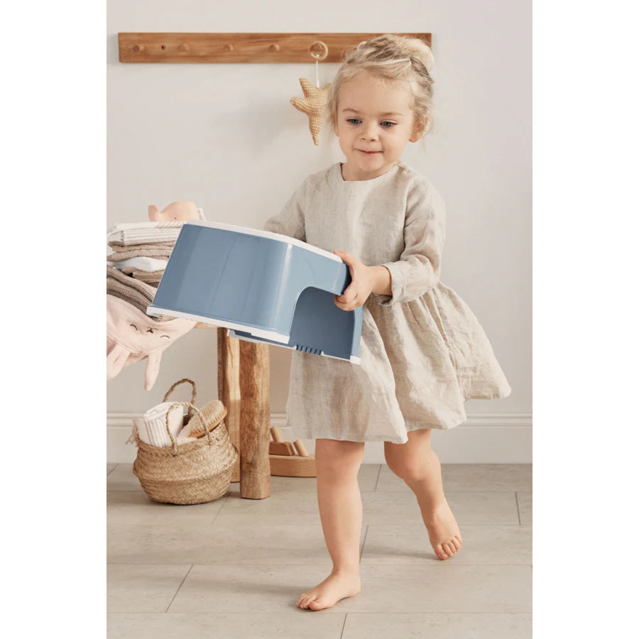 مقعد متدرج من بيبي بيورن (أزرق غامق/أبيض) مقعد متدرج من بيبي بيورن (أزرق غامق/أبيض)