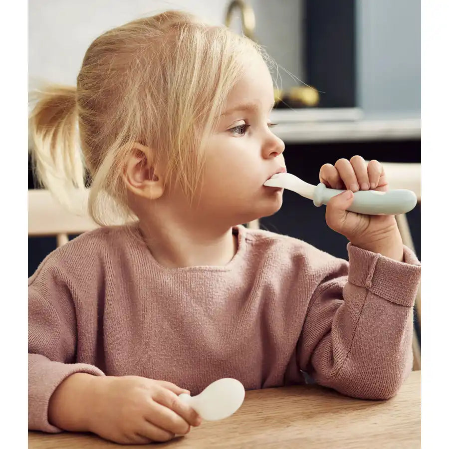 ملعقة وشوكة للأطفال من بيبي بيورن - 4 قطع (أخضر بودرة) ملعقة وشوكة للأطفال من بيبي بيورن - 4 قطع (أخضر بودرة)