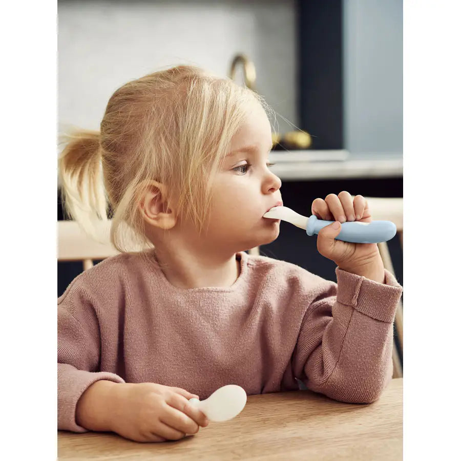 ملعقة وشوكة للأطفال من بيبي بيورن - 4 قطع (أزرق بودرة) ملعقة وشوكة للأطفال من بيبي بيورن - 4 قطع (أزرق بودرة)