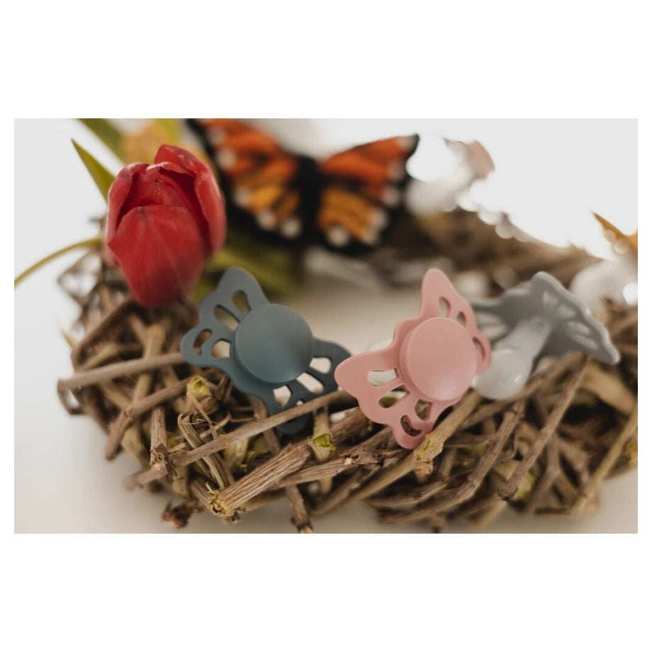 FRIGG Butterfly Anatomical Silicone Baby Pacifier Size 1 (0–6 Months) 1-Pack (Great Gray)