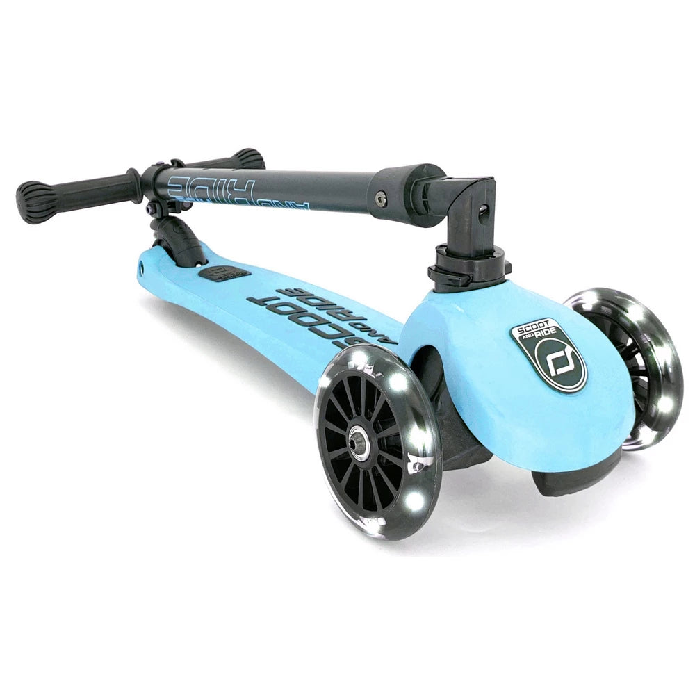 سكوتر Scoot & Ride Highwaykick 3 LED (توت أزرق) سكوتر Scoot & Ride Highwaykick 3 LED (توت أزرق)
