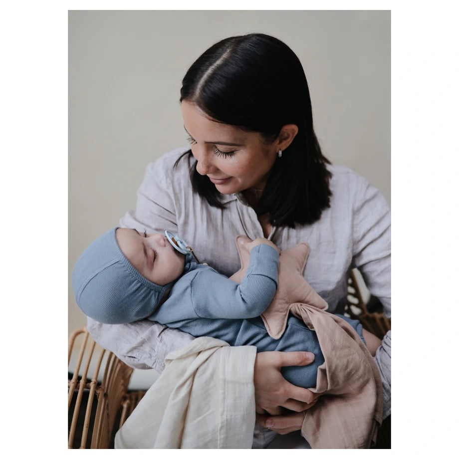 Mushie Ribbed Knotted Baby Gown (Tradewinds)