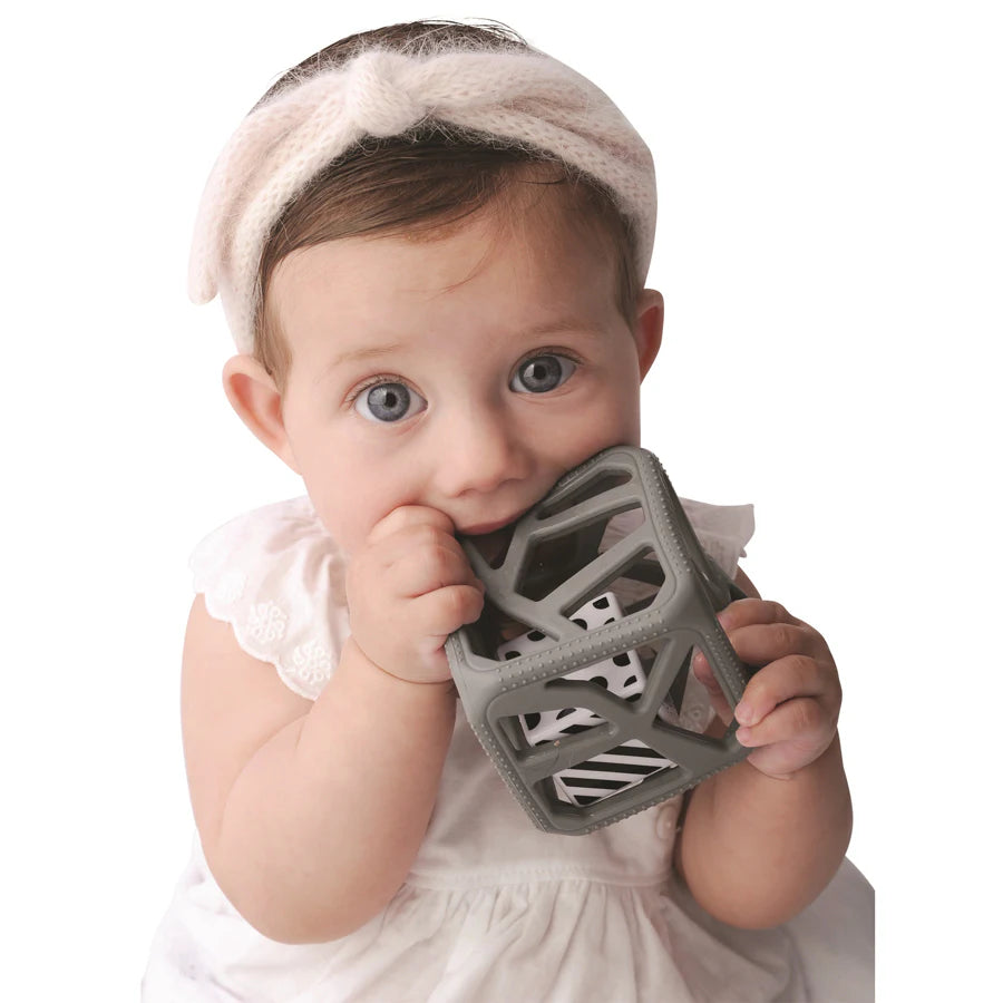 مالاركي كيدز مضغ مكعب سهل الإمساك عضاضة خشخيشة (رمادي) مالاركي كيدز مضغ مكعب سهل الإمساك عضاضة خشخيشة (رمادي)