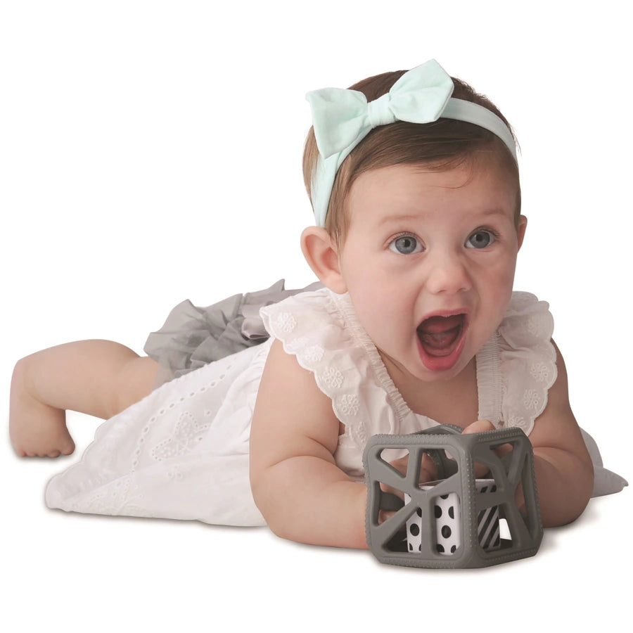 مالاركي كيدز مضغ مكعب سهل الإمساك عضاضة خشخيشة (رمادي) مالاركي كيدز مضغ مكعب سهل الإمساك عضاضة خشخيشة (رمادي)