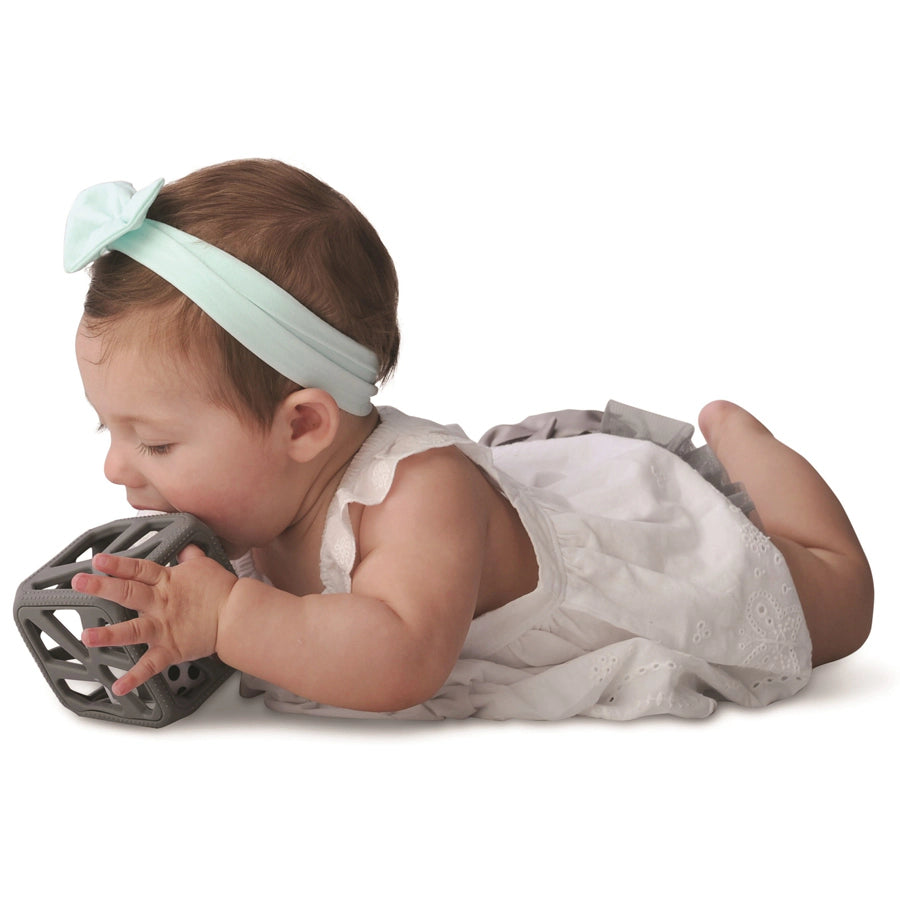 مالاركي كيدز مضغ مكعب سهل الإمساك عضاضة خشخيشة (رمادي) مالاركي كيدز مضغ مكعب سهل الإمساك عضاضة خشخيشة (رمادي)