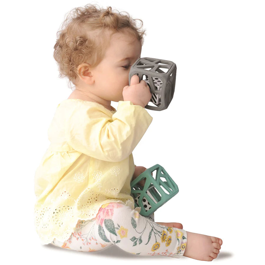 مالاركي كيدز مضغ مكعب سهل الإمساك عضاضة خشخيشة (رمادي) مالاركي كيدز مضغ مكعب سهل الإمساك عضاضة خشخيشة (رمادي)