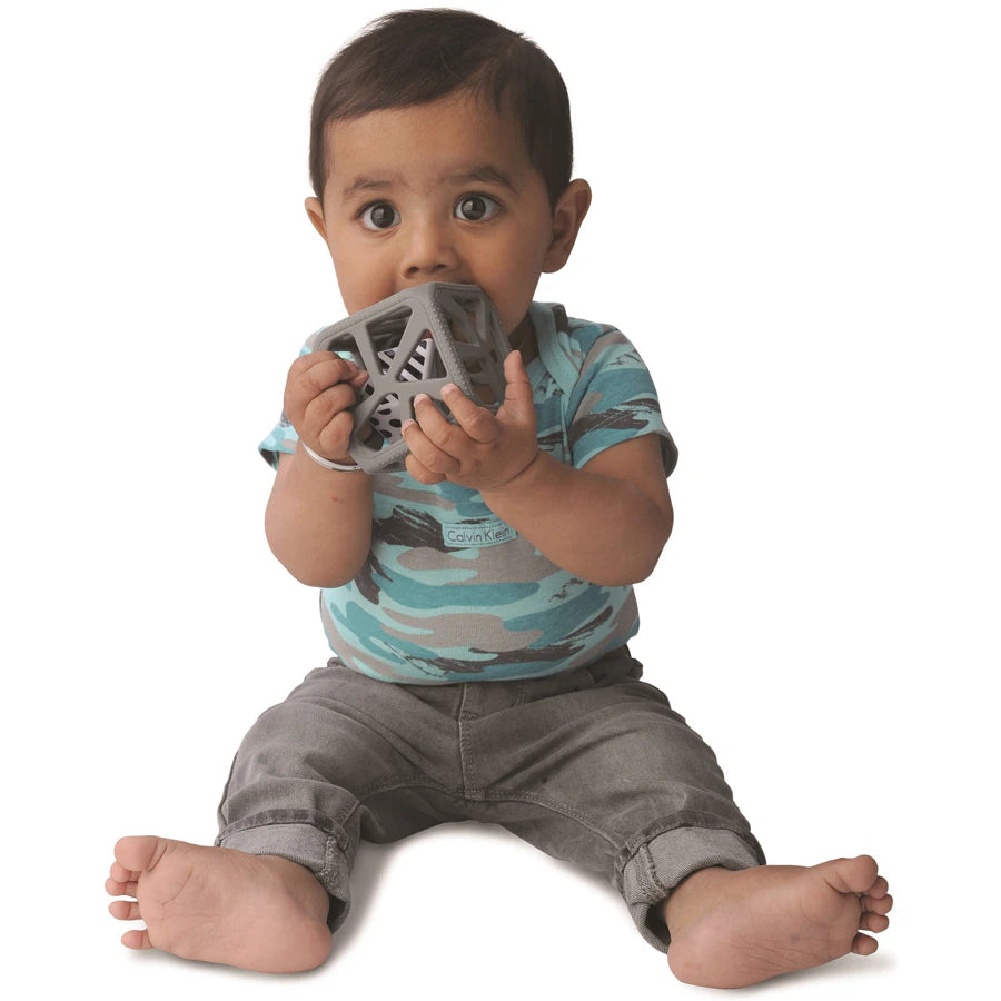 مالاركي كيدز مضغ مكعب سهل الإمساك عضاضة خشخيشة (رمادي) مالاركي كيدز مضغ مكعب سهل الإمساك عضاضة خشخيشة (رمادي)