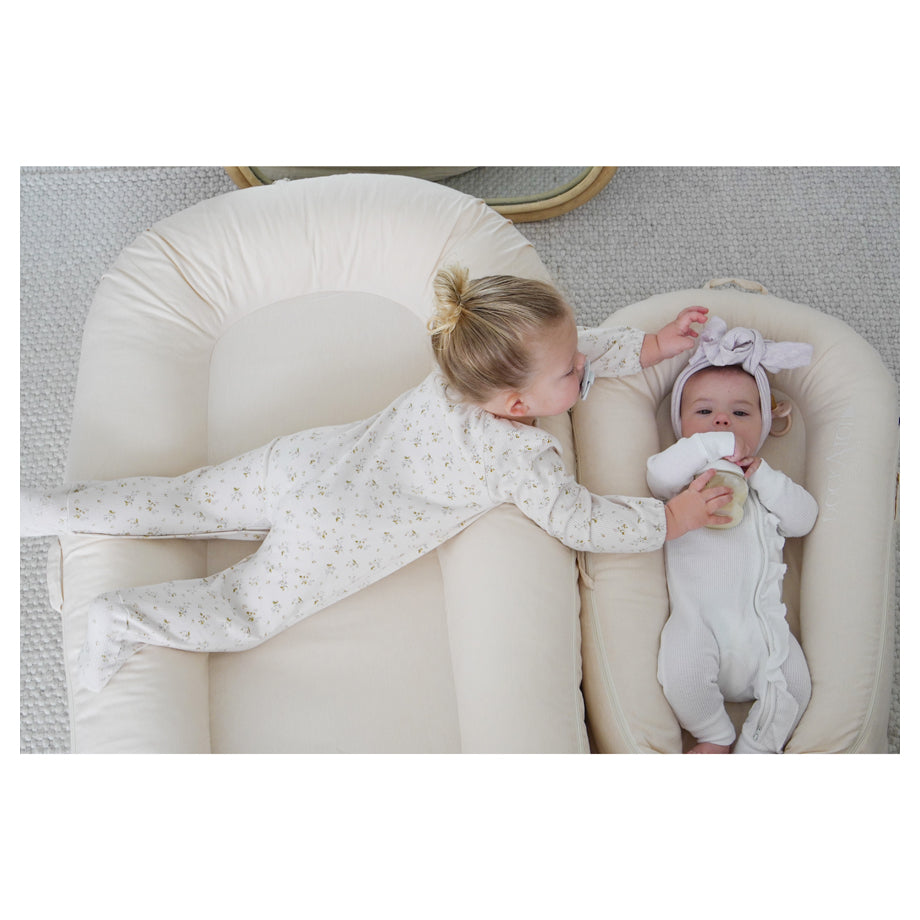 Dockatot Deluxe+ Dock Sleeping Pod (Sand Chambray)