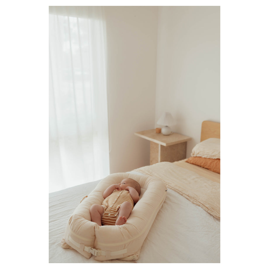 Dockatot Deluxe+ Dock Sleeping Pod (Sand Chambray)