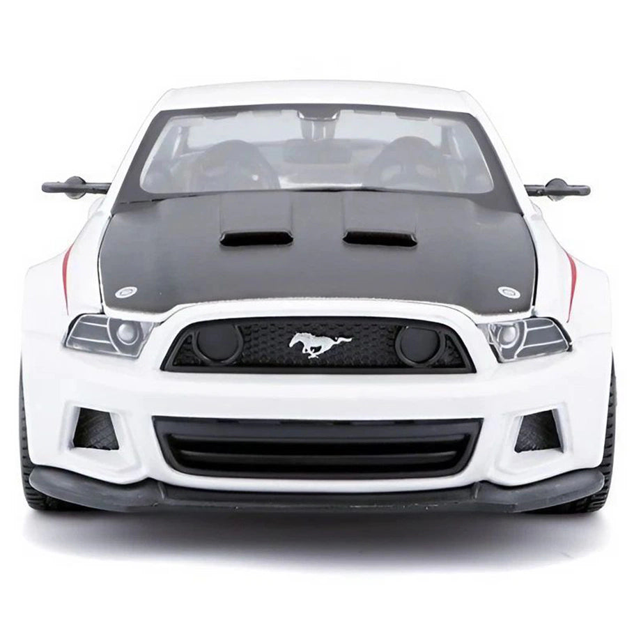Maisto Special Edition 2014 Ford Mustang Street Racer Die-cast Car 1:24, (White)