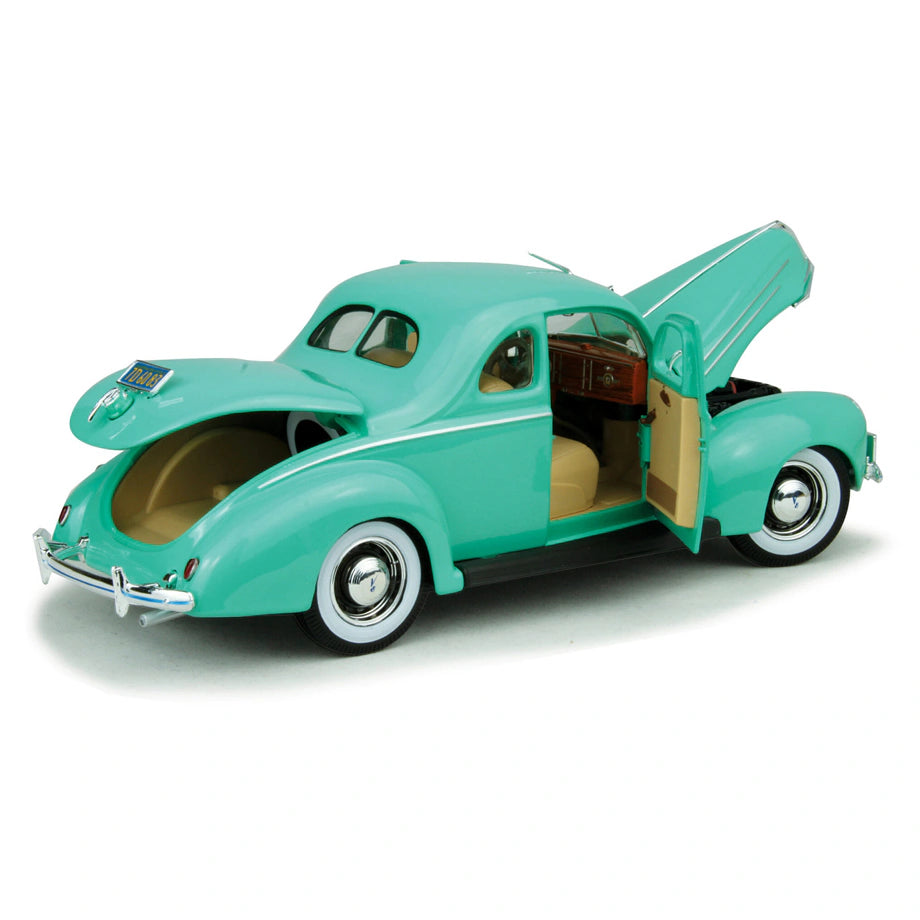 Maisto Special Edition 1939 Ford Deluxe Coupe Die-cast Car 1:18, (Green)